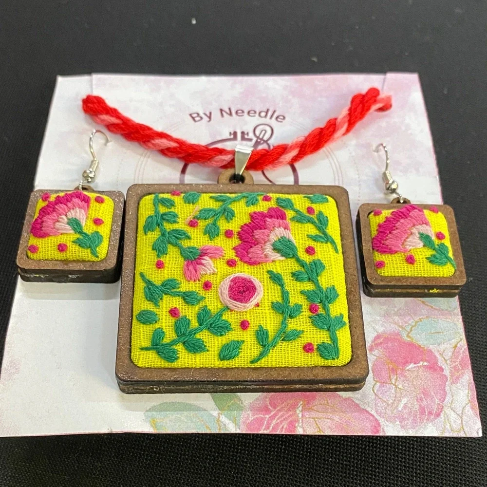Floral Embroidered Jewelry Set - Picture 2 of 6